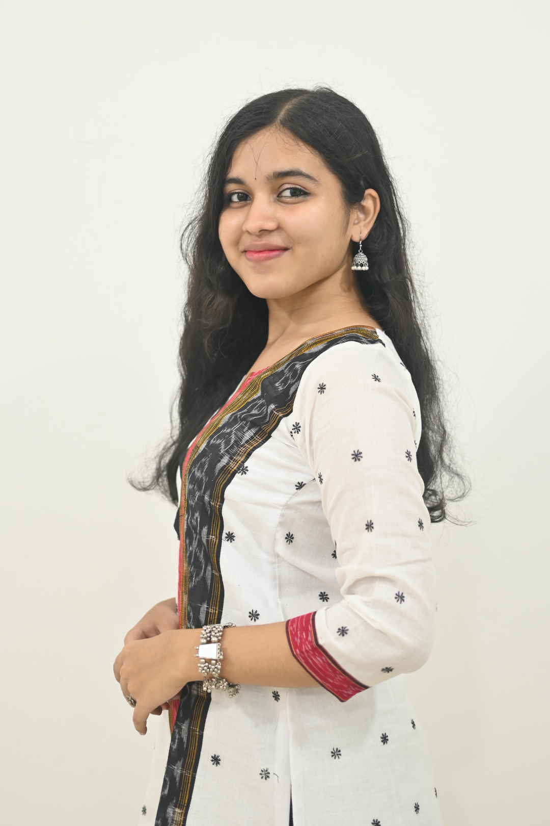 Wovio Modern Ikat Fusion Top V Neck – White Base with Mini Dot Motifs & Red–Black