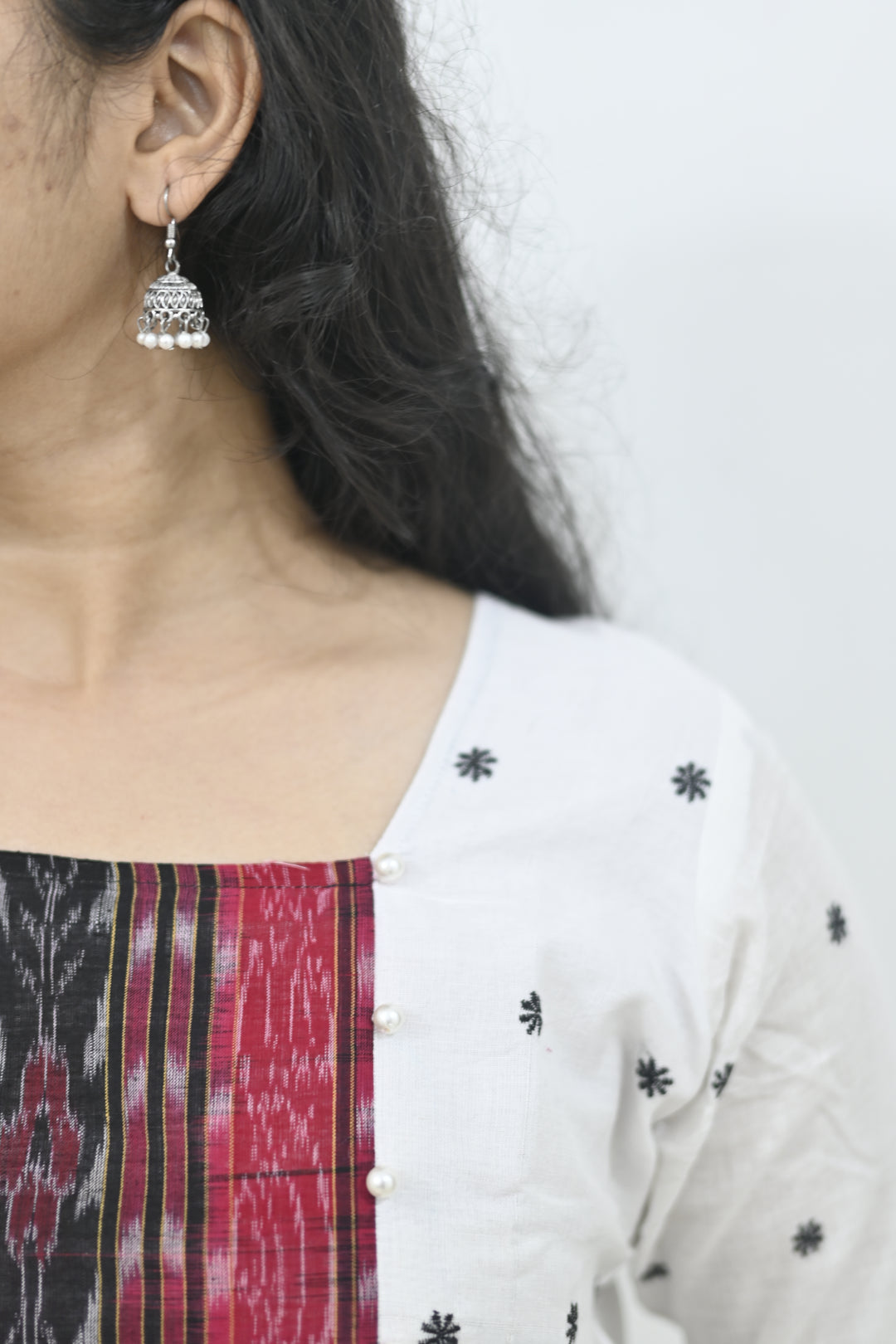 Wovio Modern Ikat Fusion Top D Neck – White Base with Mini Dot Motifs & Red–Black